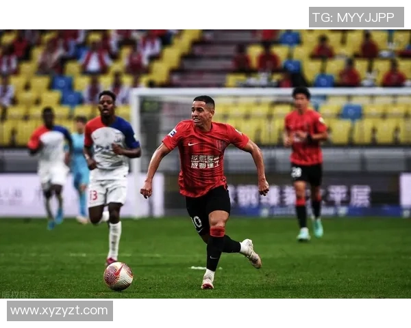 香港足球明星队前锋带领球队征战赛场展现卓越技艺与团队精神