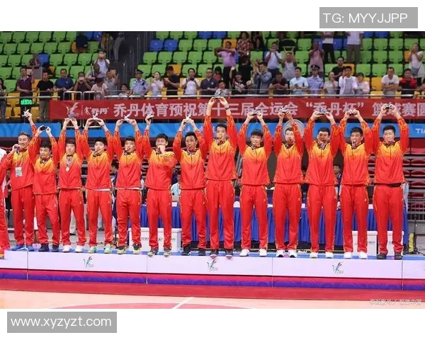 体育老师为运动员精心挑选运动服提升竞技状态与团队形象